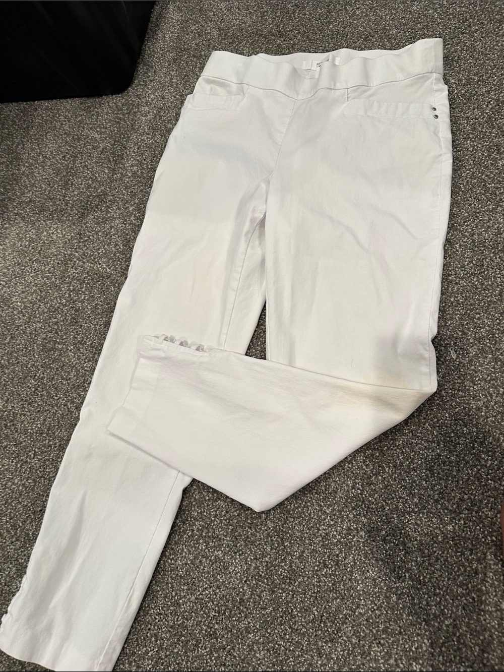 89th & Madison White Capri Pants